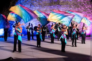 Groupe de femmes portants des drapeaux multicolors